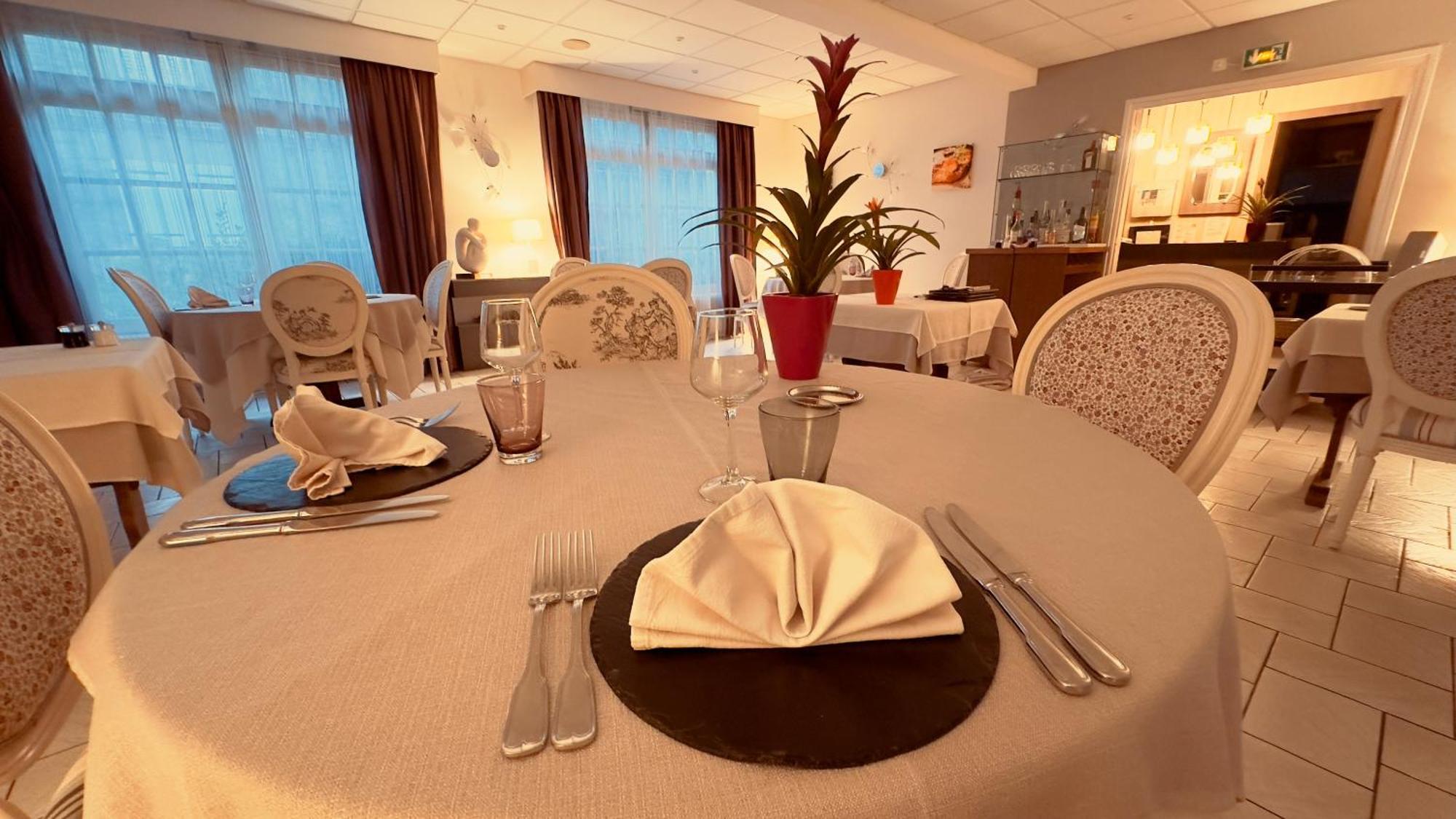 Logis Hotel Restaurant Des Voyageurs Tarnac Eksteriør billede
